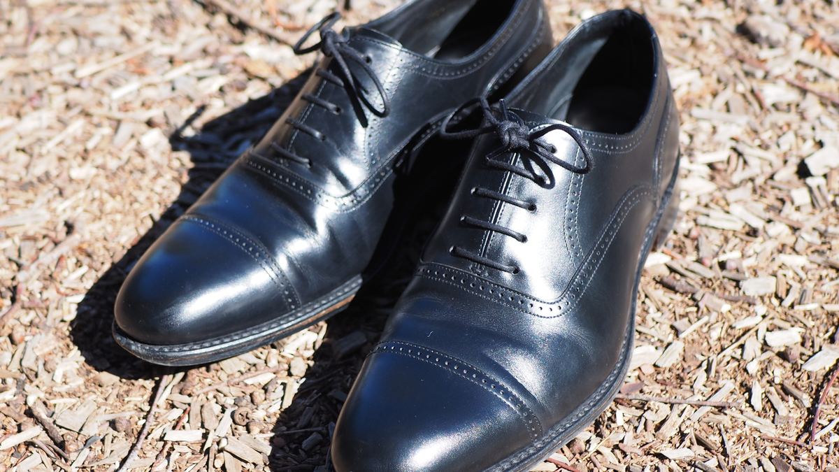 Zapato Oxford negro semi-brogue, ideal para bodas
