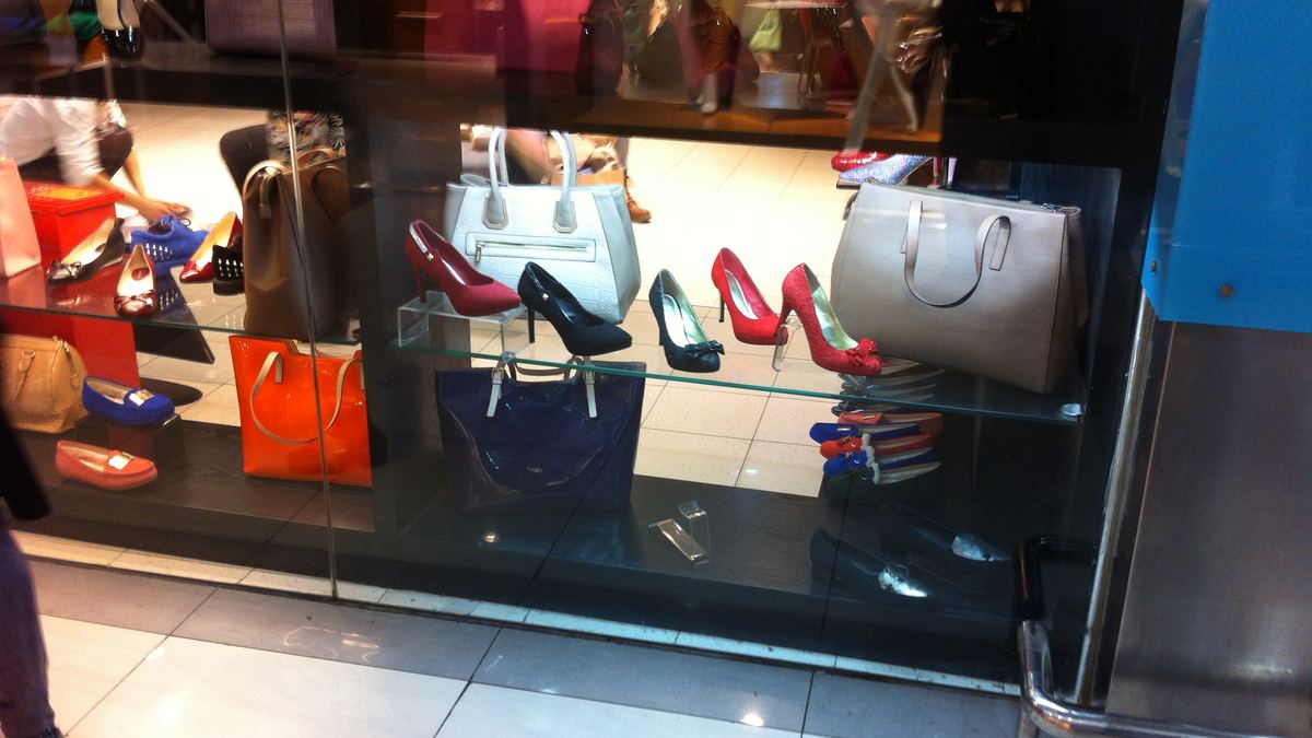 Escaparate de zapatería con zapatos de tacón para mujer