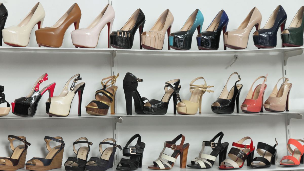 Escaparate con zapatos de tacón de mujer