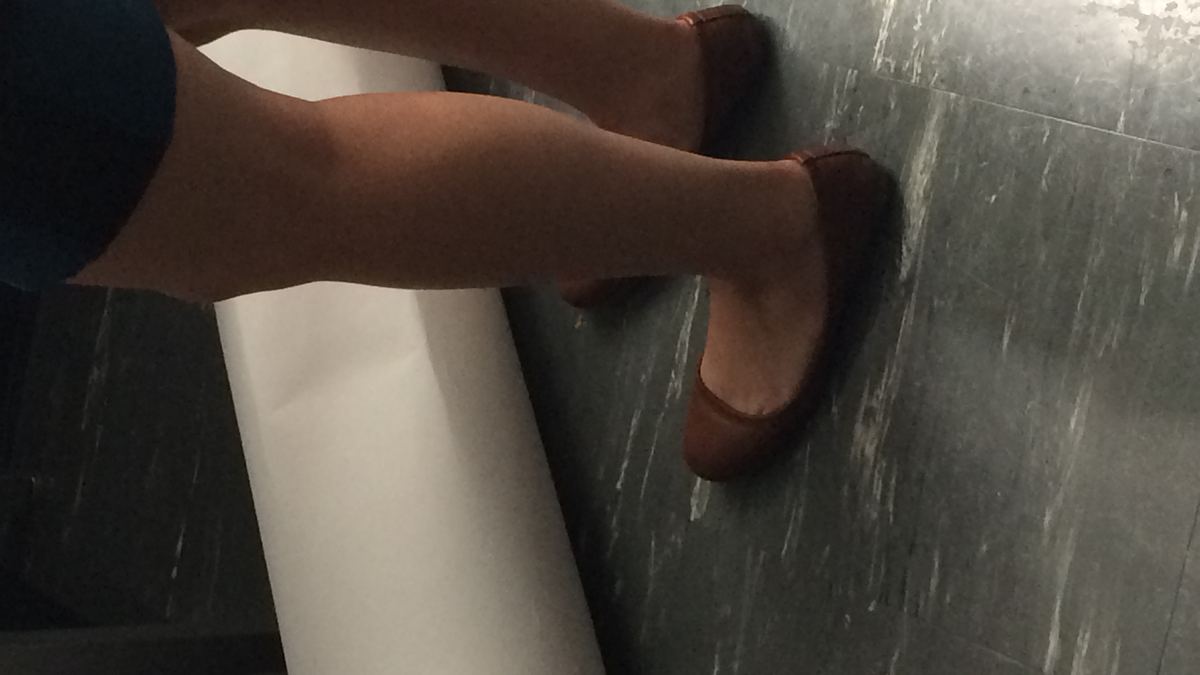 Mujer con zapatos planos cómodos