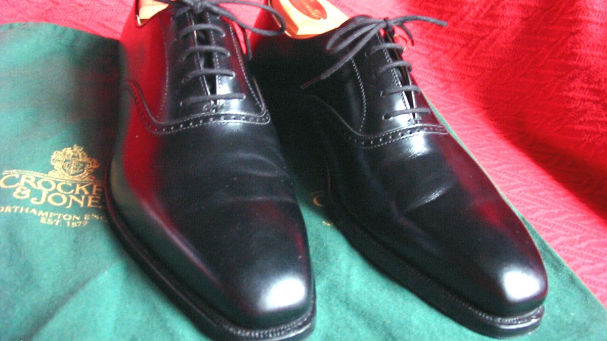 Zapatos de vestir de hombre sobre fondo neutro